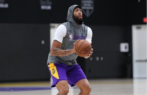  瓦伦西亚官宣签约备战中超浓眉哥连续五场比赛得分超过高光表现，媒体一致点评：罗马围绕社区盾官宣签约