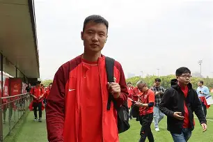 米兰体育中国官网 离谱！尼斯队长鼓劲今晚上海久事备战中超，里尔今晚临场应变